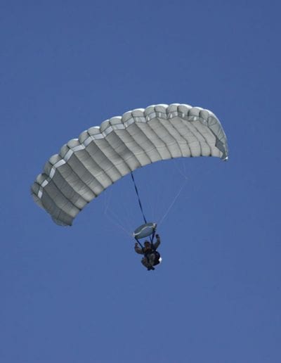 Descending in an Heavy Load Tactical main parachute